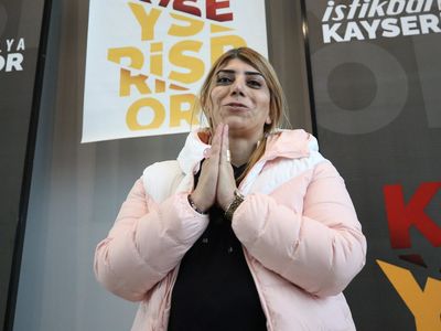 Kayserispor Başkanı Berna Gözbaşı, Süper Lig'de kaldıkları için mutlu olduklarını ve taraftarlarının Trabzonspor maçında tribünü doldurmalarını istedi