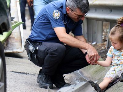 Kazazede miniğe polis şefkati! Yürekleri ısıtan kare geldi