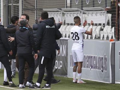 Keçiörengücü-Samsunspor Maçında Saha Karıştı!