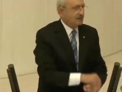 Kemal Kılıçdaroğlu'ndan Kürsüde Ahlaksızlık: Yaptığı El Hareketi TBMM'yi Karıştırdı!