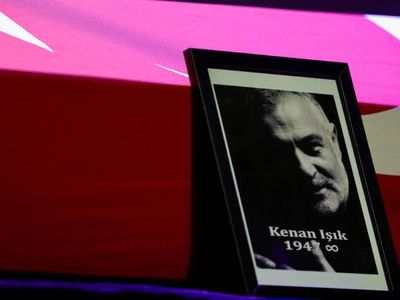 Kenan Işık’a son veda: Tabutun başında dakikalarca bekleyen kişi kim?