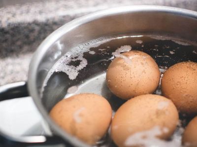 Kendisi kadar suyu da faydalı: Haşlanmış yumurta suyunu sakın dökmeyin! Haşlanmış yumurta suyunun bilinmeyen faydaları