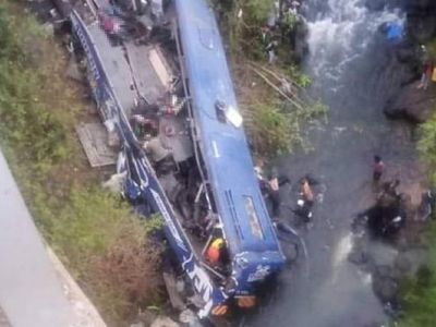 Kenya'da katliam gibi kaza! Yolcu otobüsü 40 metre yükseklikten nehre uçtu: 24 ölü