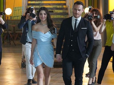 Kerem Bürsin ve Hande Erçel Dudak Dudağa Yakalandı!