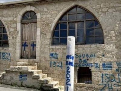 Kıbrıs'ta Camiye Haç Çizip 'Türklere Ölüm' Tehditleri Yazdılar