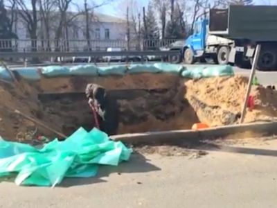 Kiev'de ilk hendek: Vatandaşlar Ruslara karşı hendek kazdı!