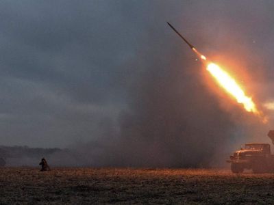 Kiev’de kan donduran görüntü: Füze otoyolun ortasına düştü