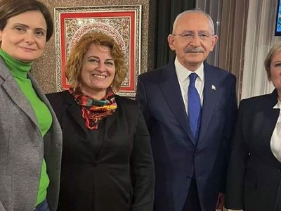 Kılıçdaroğlu’nun pozu sosyal medyada tepki çekti: Seccadenin üzerine bastı