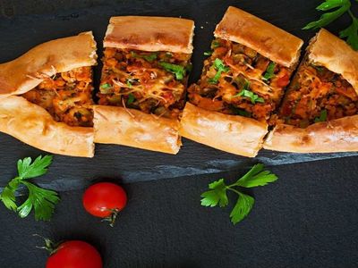 Kimse evde yaptığınıza inanmayacak! Dışarı lezzetlerini aratmayacak ev yapımı karışık pide tarifi