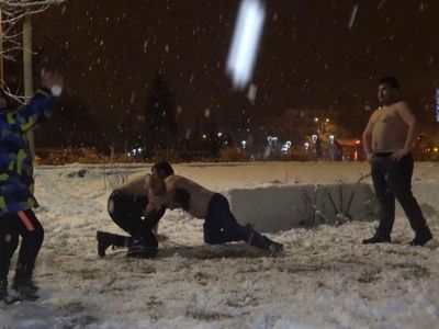 Kırıkkale'de Amatör Güreşçiler Kar Kış Demeden Yarı Çıplak Güreştiler