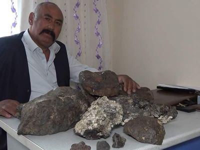 Kırıkkale'de Bir Çiftçi Mantar Toplamak İçin Çıktığı Arazide 100 Kilo Gök Taşı Topladı!