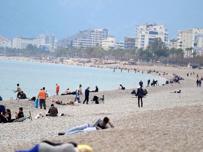 Kırmızı Kategoride Olan Antalya’da Sahil Yoğunluğu