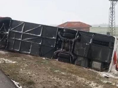 Kırşehir'de Yolcu Otobüsü Devrildi: 13 Yaralı