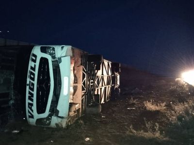 Kırşehir’de yolcu otobüsü devrildi: 15 kişi yaralandı