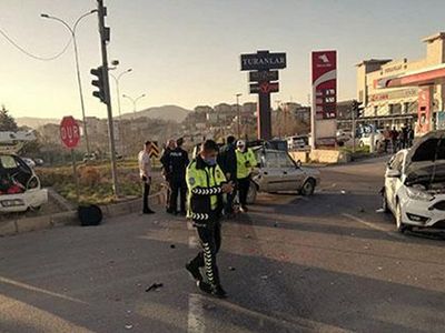 Kırşehir'de Zincirleme Kazada 4 Kişi Yaralandı