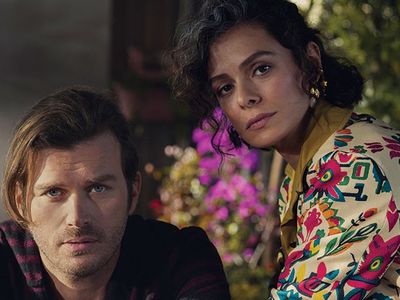 Kıvanç Tatlıtuğ ve Özge Özpirinçci'nin başrolünde olduğu Yakamoz S-245 dizisine ünlü oyuncuların yatak odası sahneleri damgasını vurdu