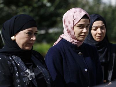 Kızıl Goncalar 12. bölüm fragmanı yayınlandı: Mira evden kaçarak Zeynep’in evine sığınıyor