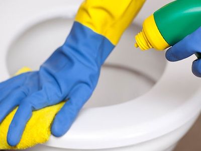 Klozet kapağı nasıl temizlenir? Klozet kapağındaki sararmanın nedenleri nelerdir? Sararmış klozet kapağını temizlemenin 10 pratik yolu