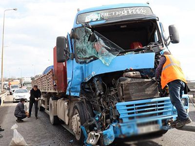Kocaeli TEM Otoyolu'nda İki TIR Çarpıştı