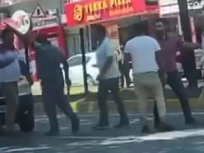 Kocaeli'de bir garip kavga! Trafikte tartışan grup, kimseye aldırış etmeden sopalarla birbirlerine saldırdı