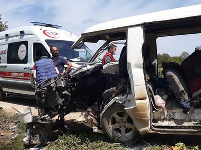 Kocaeli’de İşçi Servisi Elektrik Direğine Çarptı