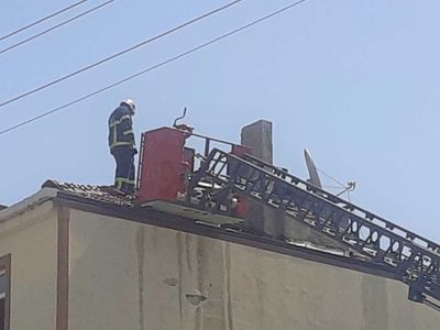 Kocaeli'de izolasyon malzemeleri bulunan çatıda yangın çıktı: Ekiplerin yoğun uğraşları sonucu söndürüldü