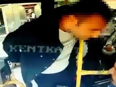 Kocaeli'de korkunç olay! Otobüs şoförünün önüne bıçakla yürüdü: O anlar kameralara yansıdı