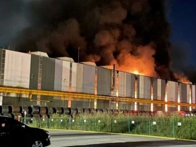 Kocaeli'de korkutan yangın! Demir çelik fabrikası alevlere teslim oldu