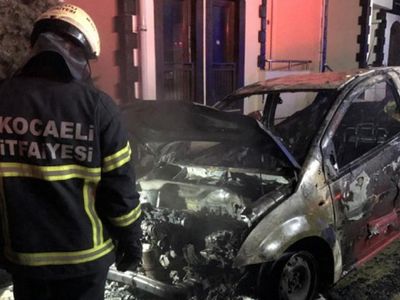 Kocaeli'de Park Halindeki Otomobil Yandı