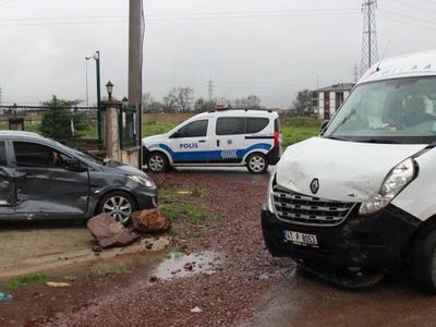 Kocaeli’nde Anaokulu Servisi İle Otomobil Çarpıştı: 1 Yaralı