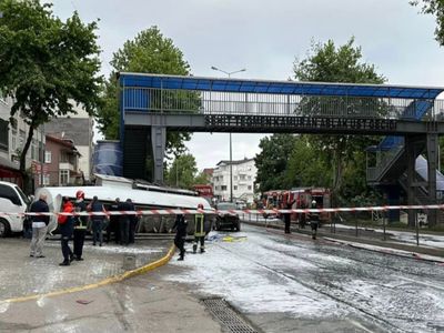 Kocaeli’nde benzin yüklü tanker devrildi: Patlama riskine karşı trafik durduruldu
