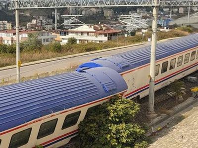 Son Dakika: Kocaeli'de Tren Kazası! Raydan Çıkıp Devrildi