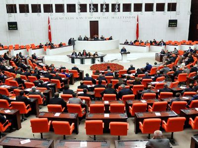 Komisyon kanun teklifini kabul etti: Sözleşmeli personele kadro yolu açılıyor