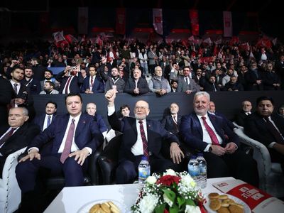 Kongrede yumruklar havada uçuştu!