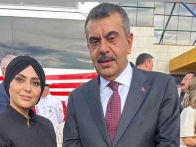 'Konserlere harcadıkları paraları getirsinler’ diyen Bakan Tekin, dolandırıcılarla yan yana!