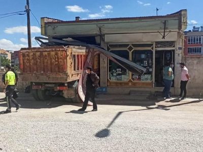 Konya'da Freni Patlayan Kamyon Dükkana Daldı