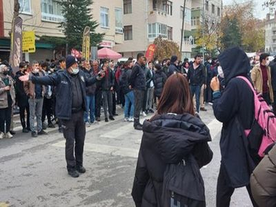 Konya'da Kavga! Liseli Kızların Tartışmasına Veliler Karıştı
