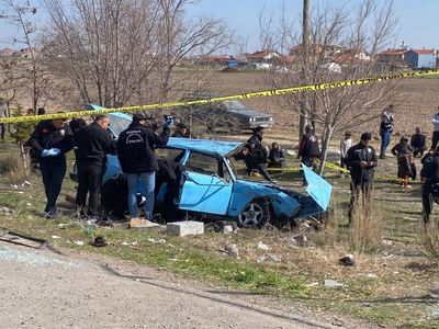 Konya’da otomobil otobüs durağına daldı: Çok sayıda ölü ve yaralı var