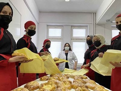 Konya'da yardımlaşmada birbirleriyle yarışıyorlar: Meslek liseliler yaptıkları pidelerle ihtiyaç sahiplerinin yüzünü güldürüyor!