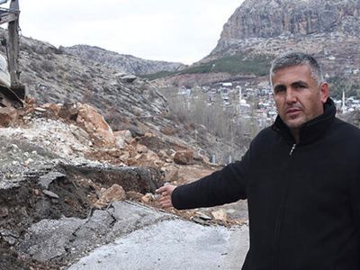 Konya'da Yol Çökünce Ne Yapacaklarını Şaşırdılar