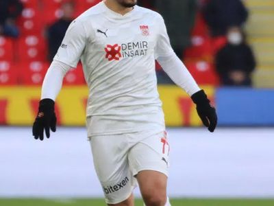 Konyaspor Sivasspor'dan ayrılan Ahmet Oğuz'u transfer etti!