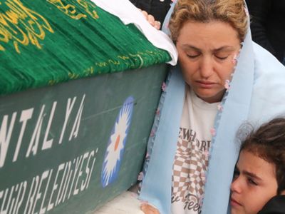 Köpekten kaçarken yaralanarak hayatını kaybeden küçük Mahra'ya ailesinden son dokunuş