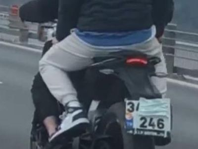 Köprü geçiş ücretinden kaçan motosikletliden pes dedirten yöntem: Plakasını cerrahi maskeyle kapattı!