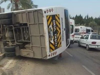 Korku dolu anlar: Okul servisi devrildi, 19 kişi yaralandı