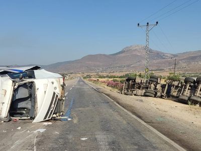 Korkunç kazanın adresi Mersin'de öğrenci servisi ile tır çarpıştı!
