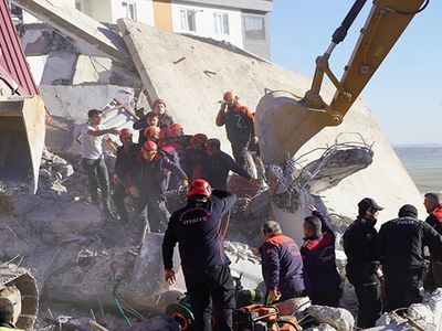 Korkutucu iş makinesi kazası: Bina çöktü, operatör enkaz altında!