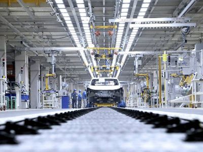 Koronavirüs vakaları hızla artıyor: Otomobil devi üretimi askıya aldı