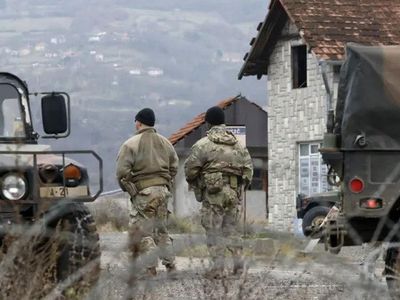 Kosova ve Sırbistan arasında ipler koptu: Sınıra barikatlar kurulmaya başlandı