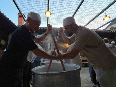 Kosova'da Osmanlı mirası tekkede aşure kazanları kaynatıldı