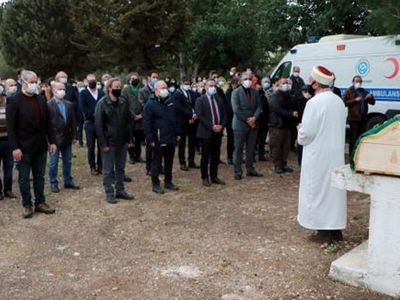 Kovıd-19'dan Ölen Doktor Babası İçin Ayrılan Mezarlığa Defnedildi